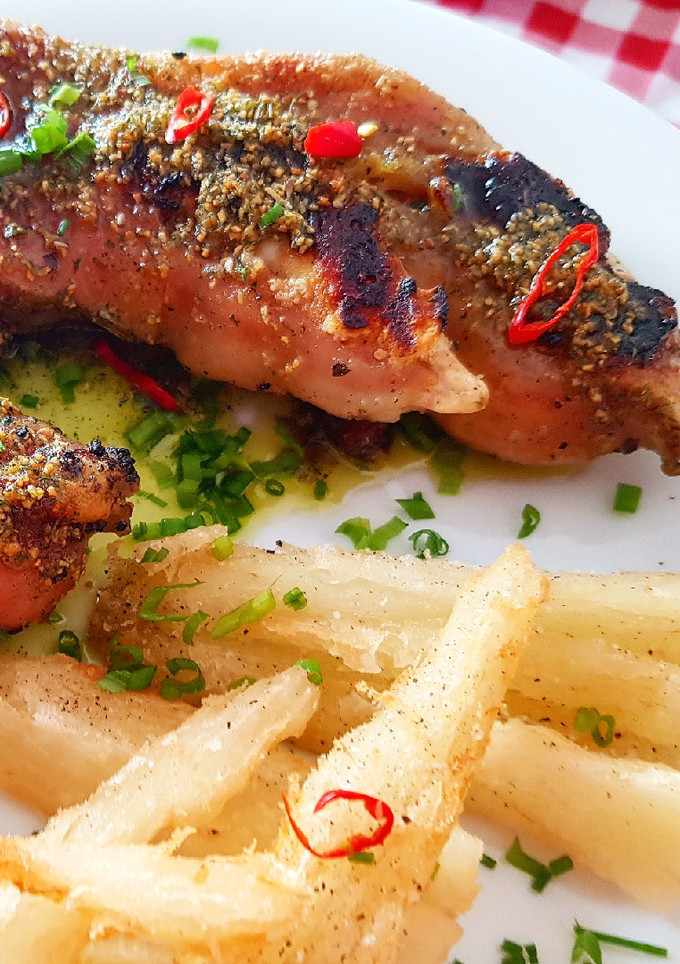 Una foto de Manitas de cerdo a la parrilla con yuca frita 🔥🔥🔥