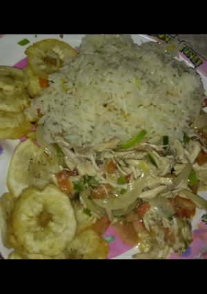 Una foto de Pollo desmechado con vegetales, arroz y tajadas de plátano verde