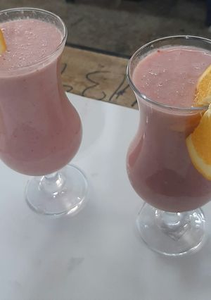 Una foto de Jugo de fresa con leche condensada...