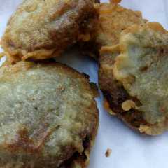 A picture of Gandasturi/kue kacang hijau goreng.