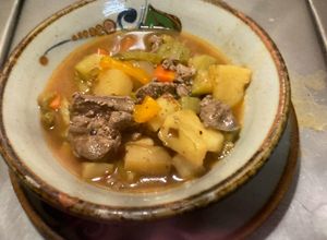 Una foto de Delicioso hígado en caldo con verduras a la @jauregrill