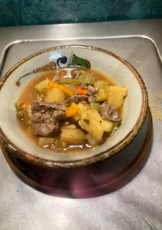 Una foto de Delicioso hígado en caldo con verduras a la @jauregrill
