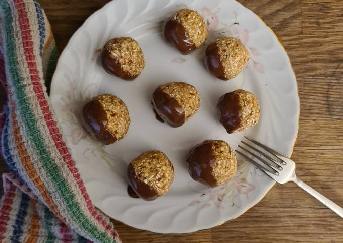Oat and date balls with dark chocolate