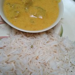 A picture of Kadhi with rice.