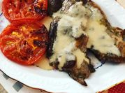 Una foto de chuletas de cerdo en salsa