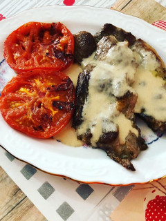 Una foto de Chuletas de cerdo en salsa de cebolla y tomate a la plancha