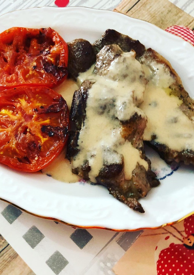 Una foto de Chuletas de cerdo en salsa de cebolla y tomate a la plancha