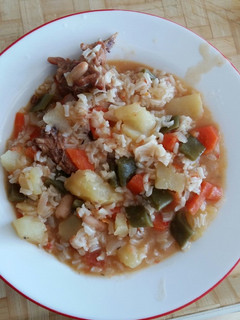 Una foto de Conejo con arroz y verduras