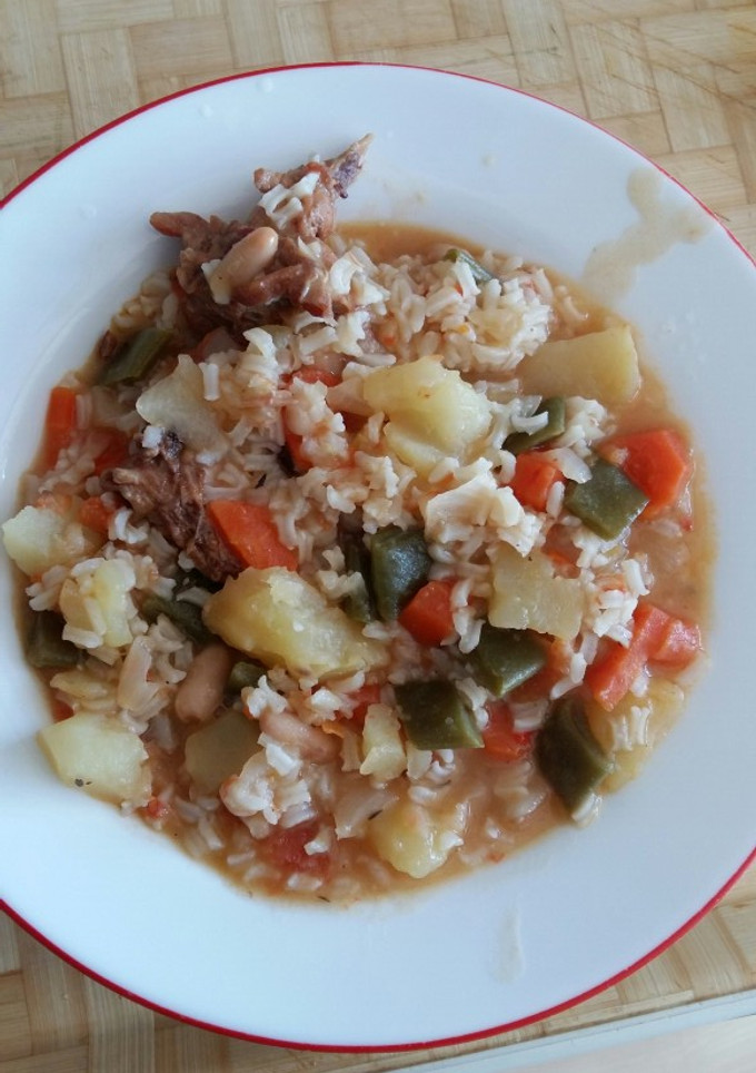 Una foto de Conejo con arroz y verduras