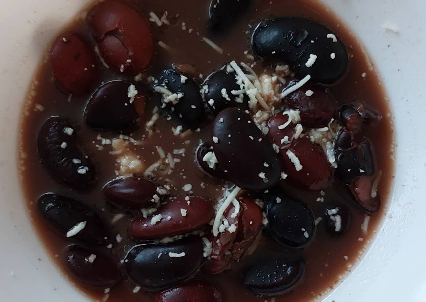 Frijol ayocote aromatizado con anís y hoja de aguacate