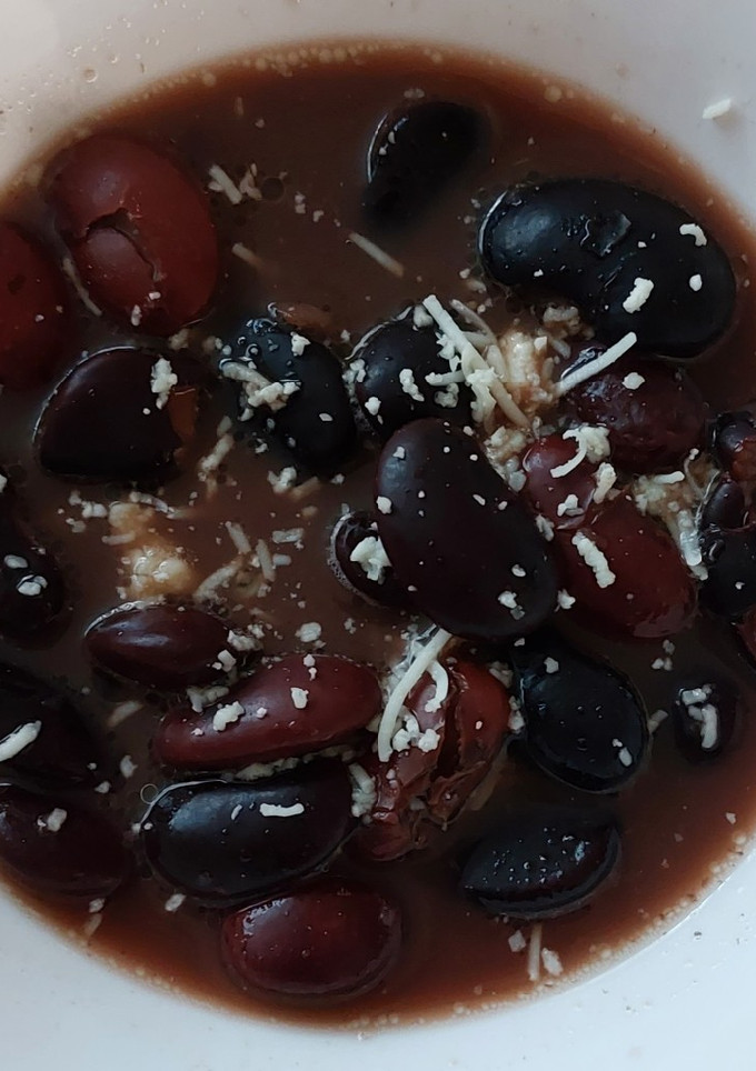 Una foto de Frijol ayocote aromatizado con anís y hoja de aguacate
