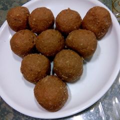 Gond laddu A picture of Gond laddu.