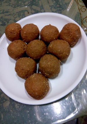 A picture of Gond laddu.