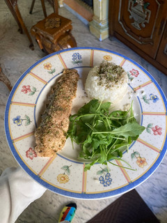 Una foto de Menú comida sana: salmón, arroz y rúcula