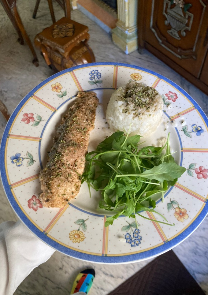Una foto de Menú comida sana: salmón, arroz y rúcula