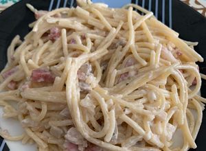 Foto principal de Espaguetis carbonara: con bacon, cebolla, ajo y champiñones🍄