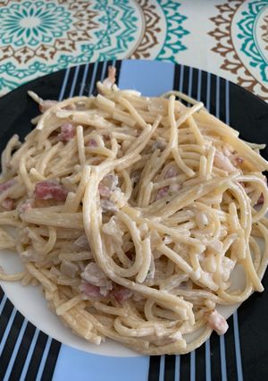 Una foto de Espaguetis carbonara: con bacon, cebolla, ajo y champiñones🍄
