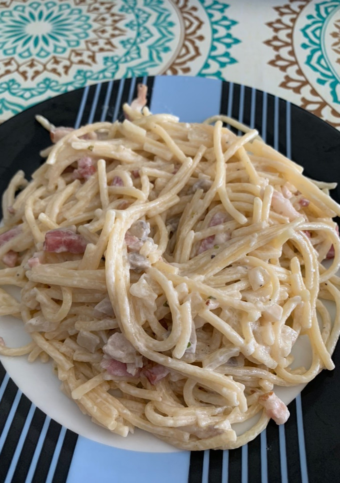 Una foto de Espaguetis carbonara: con bacon, cebolla, ajo y champiñones🍄