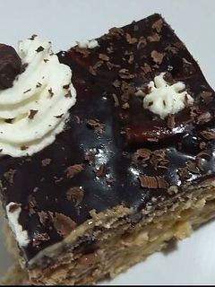 Una foto de Tarta de galletas con flan y nata