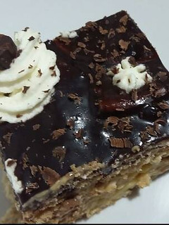 Una foto de Tarta de galletas con flan y nata