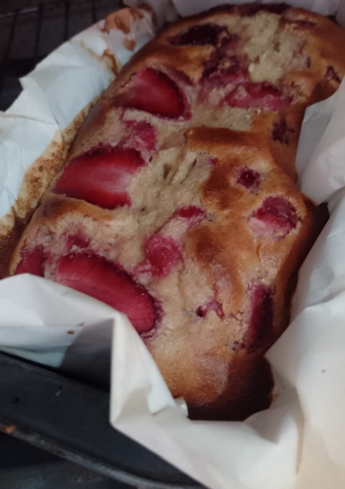 Una foto de Budín de frutilla 🍓