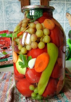 Фото Помидоры с медом, яблоками и виноградом.
