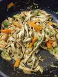 Pasta de espinaca con Vegetales y pollo