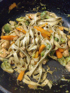Una foto de Pasta de espinaca con Vegetales y pollo