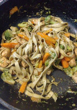 Una foto de Pasta de espinaca con Vegetales y pollo