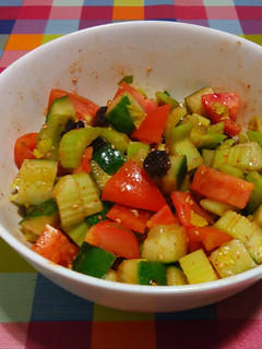 Una foto de Ensalada de tomate, pepino, apio y ciruelas secas