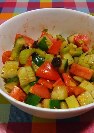 Una foto de Ensalada de tomate, pepino, apio y ciruelas secas