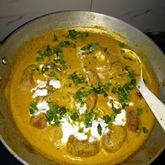 A picture of Malai kofta curry.