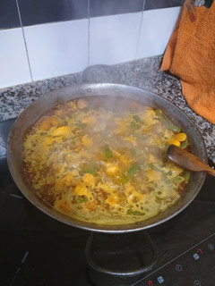 Una foto de Paella a mi manera