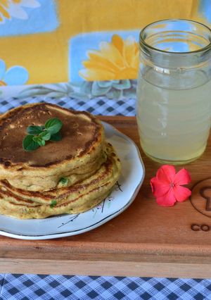 Una foto de Pancakes de verdeo rellenos con queso🥞