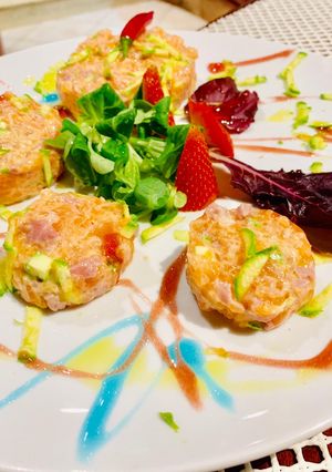 Foto di Tartare di salmone zucchine e papaya
