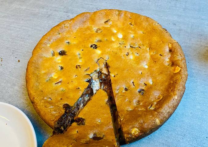 Maxi Cookie extra coulant aux 3 chocolats et noix de pécan ! 🍪