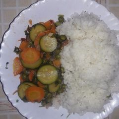 A picture of Simple green peas stew served with white rice.