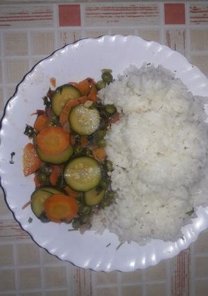 A picture of Simple green peas stew served with white rice.