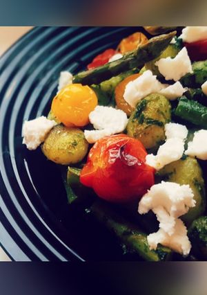 Gnocchi medvehagyma pestoval, zöldségekkel, kecskesajttal recept fotója