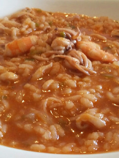 Una foto de Arroz meloso con chipirones y langostinos