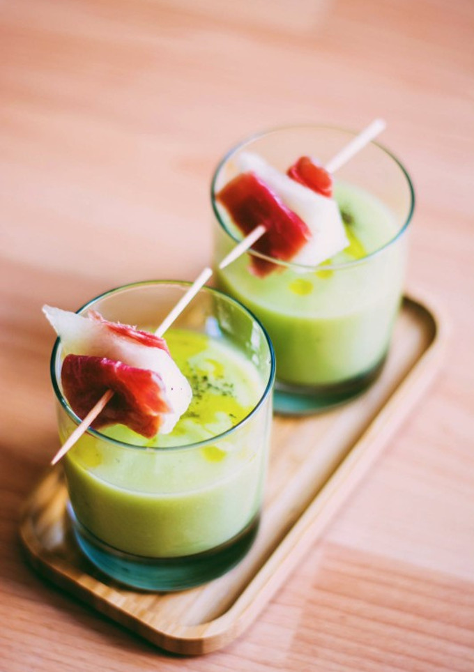 Una foto de Sopa Fría de Melón y Aguacate