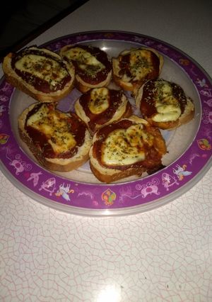 Una foto de Pizzetas rápidas y sencillas