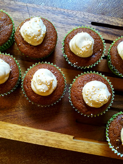 Una foto de Cupcakes de calabacín con frosting de queso y limón