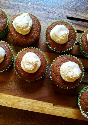 Una foto de Cupcakes de calabacín con frosting de queso y limón