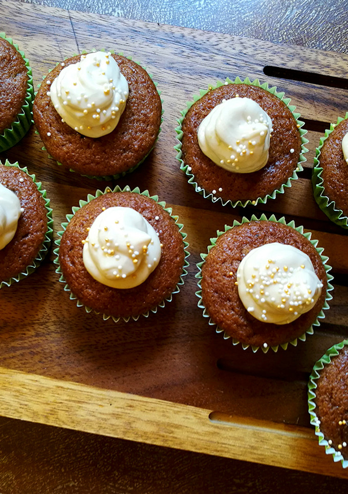 Una foto de Cupcakes de calabacín con frosting de queso y limón