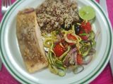 Salmón con fideos de calabacita al horno con sabor mediterráneo