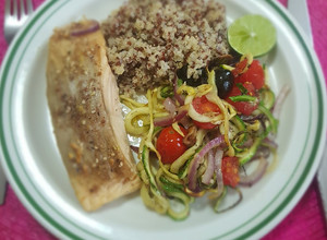 Una foto de Salmón con fideos de calabacita al horno con sabor mediterráneo