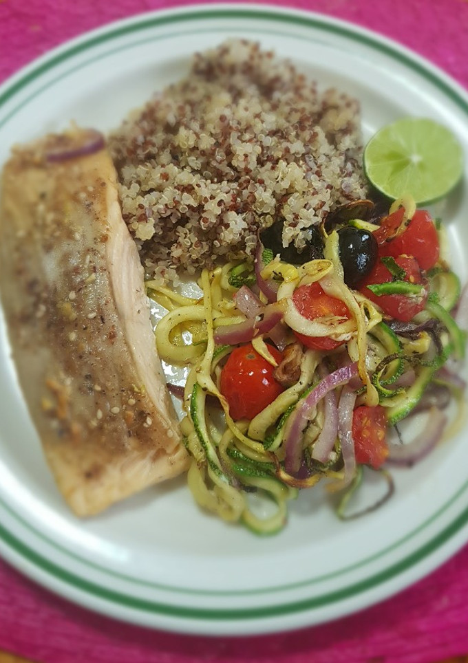 Una foto de Salmón con fideos de calabacita al horno con sabor mediterráneo