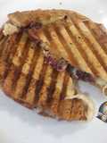 Sándwich de queso y dulce de moras
