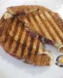Sándwich de queso y dulce de moras